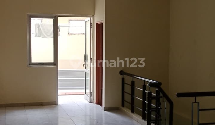 Disewa Ruko 3 Lantai Full Hadap Jalan Boulevard Taman Surya 5