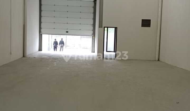 Clean, Spacious, 40" Access Warehouse for Rent in Daan Mogot