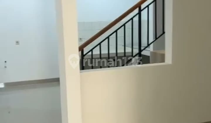 Rumah Sudah Renov,Bagus, 3 Lantai Dijual di Citra Garden 3