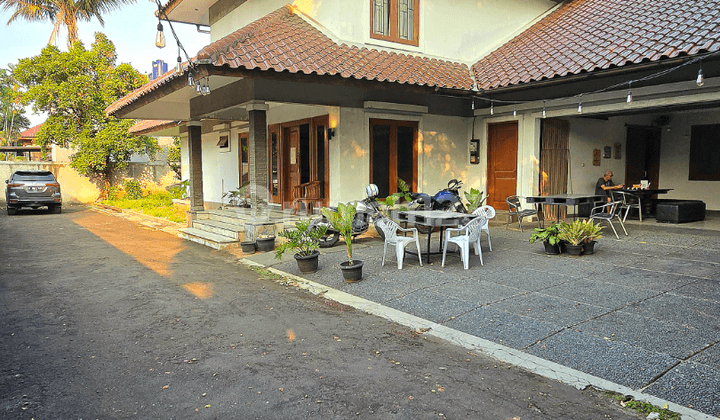 Rumah Klasik 2 Lantai Di Belakang Mall Citos