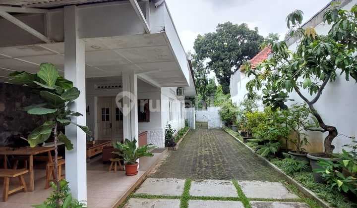 Menteng Area Rumah Siap Huni 1 Lantai Depan Taman