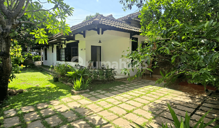 Rumah Lama Siap Huni Strategis Dekat Jalur Mrt