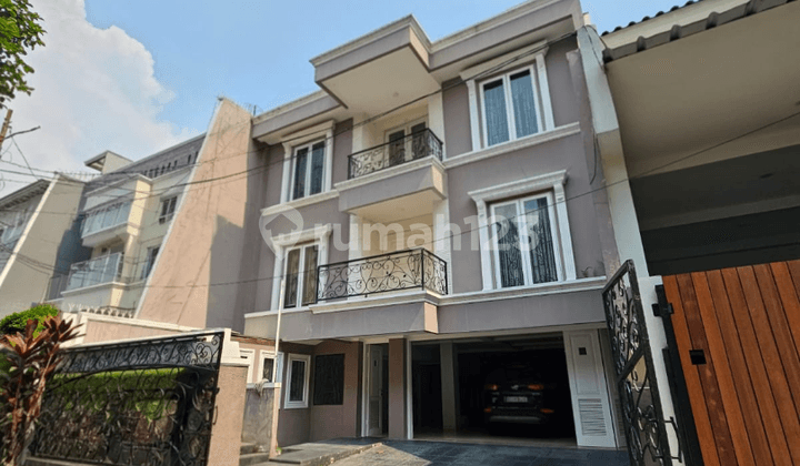 Modern Home dengan Basement di Kawasan Elite Jakarta Selatan.