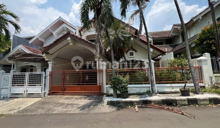 Rumah Bagus Terawat, Siap Huni Dalam Komplek Elit Lebak Bulus