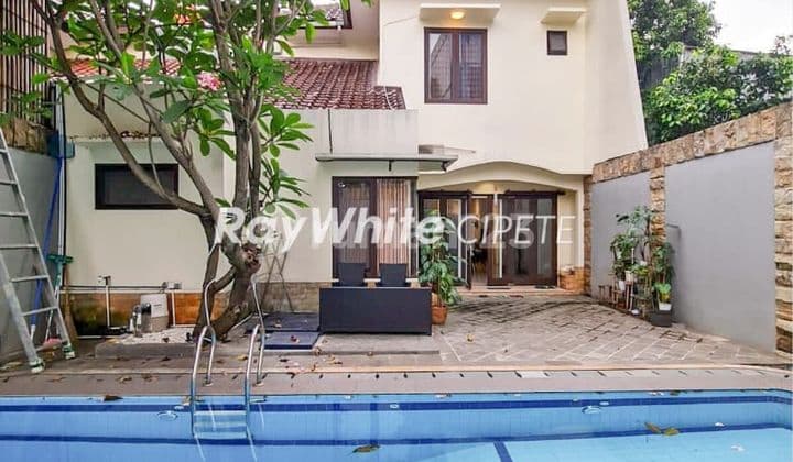 Rumah Nuansa Cozy dalam Townhouse di area strategis Fatmawti Cilandak