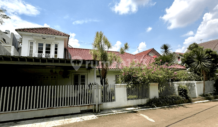 Rumah Depan Taman di Dalam Komplek di Cipete