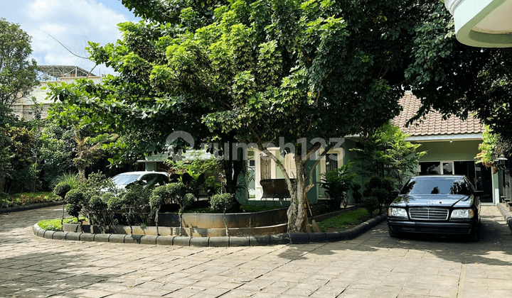Grand 4-Bedroom House, 1100 Square Meters in Geger Kalong, Bandung
