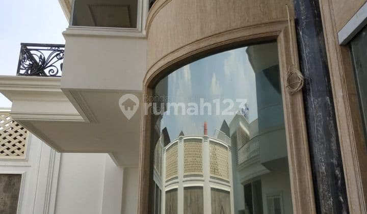 Rumah di Jl. Pondok Indah Jakarta Selatan. 3 Lantai SHM Bagus