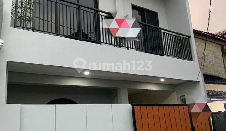 House on Jln. Karya Utama, Gandaria Utara, Kebayoran Baru, South Jakarta. 2 Floors with Freehold Title.
