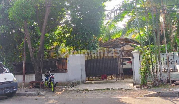 Turun Harga ! Rumah Hook Besar Dipinggir Jalan.