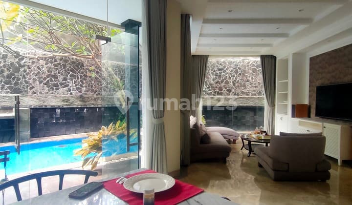 Disewakan Rumah Mewah 3 Lantai Ada Pool Lingkungan Tenang dan Aman di Kemang Jaksel