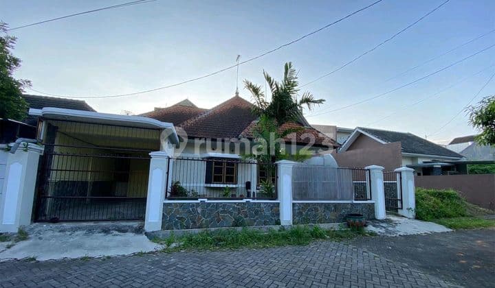 Rumah Bergaya Minimalist Di Sudimoro Kota Malang. Selangkah Dari Universitas Brawijaya & Jalan Soekarno Hatta Malang