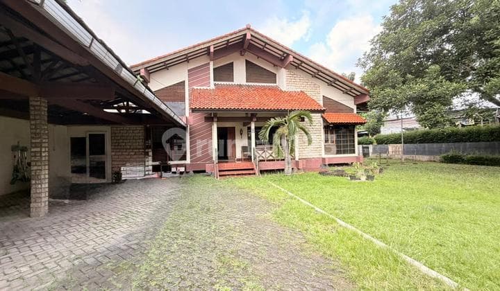 For Sale Large Land Hook House in South Jakarta