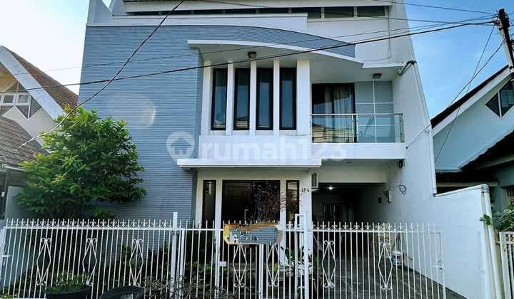 Nice house ready to live in, the house is still like new. Good and elite location in Bintaro Jaya complex.