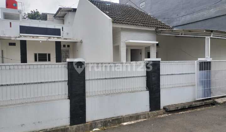 Rumah sederhana siap huni tanah luas 135 m2 di mustikajaya Bekasi