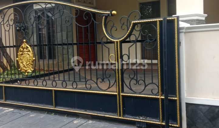 Rumah mewah ada kolam renang siap huni strategis Pekayon Bekasi