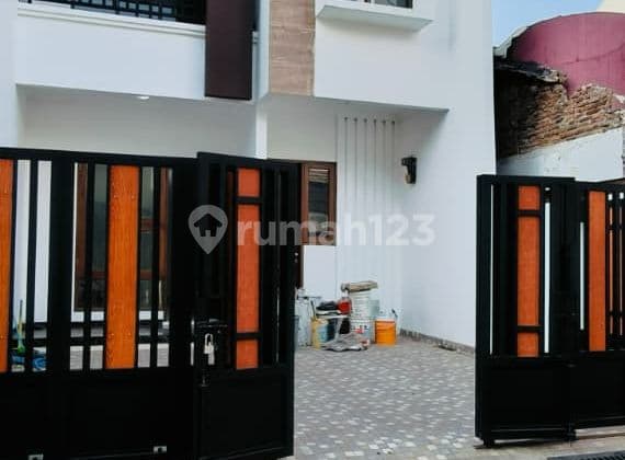 Rumah 2 lantai minimalis siap huni strategis di pondok bambu jaktim