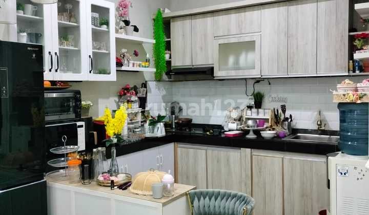 Rumah 2 lantai Cantik semi furnish siap huni di jati mekar Bekasi