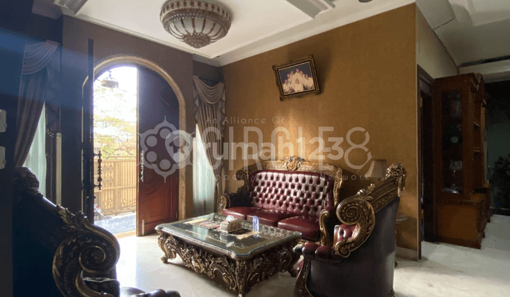 Rumah mewah semi furnished di Kiaracondong