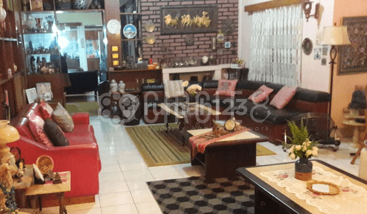 Rumah Besar dan Luas di daerah Dago, Bandung