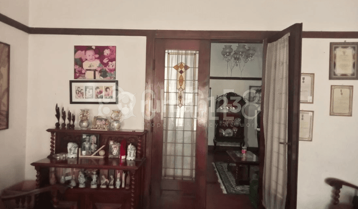 Rumah luas antik di daerah Sayap Dago, Bandung