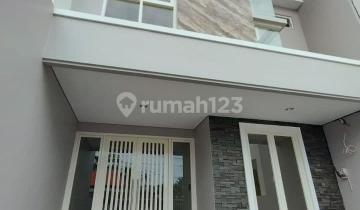 For Sale House on Jl. Manyar Tirtoyoso South, Surabaya