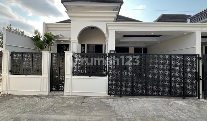 Rumah Siap Huni Megah American Classic Type Luas 85/132m2 4KT+3KM di Kalasan Sleman 1 Unit Siap KPR
