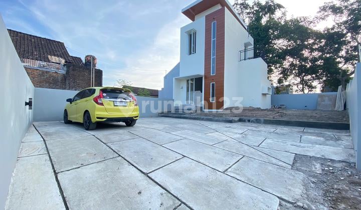 Rumah Siap Huni 2 Lantai Type Luas 90/205M2 Carport Muat 4 Mobil Lokasi 2,1Km ke Jl.ring Road Utara