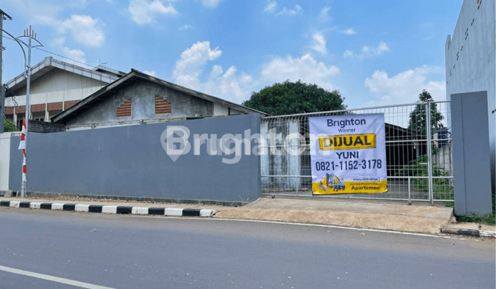 Gudang di lokasi strategis di pinggir jalan raya di pusat distribusi