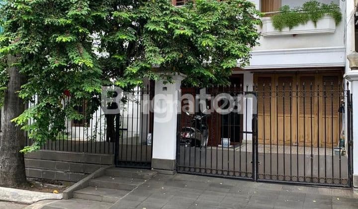 Rumah nyaman bersih terawat di pusat kota