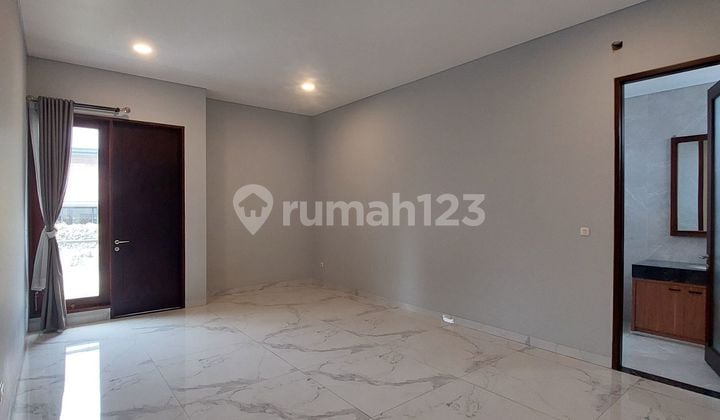Rumah Lux Modern Minimalis di Sayap Sutami