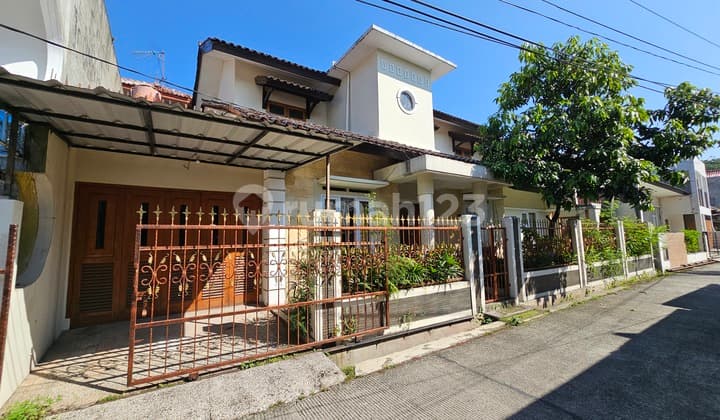 Dijual Cepat Rumah 2 lantai, lebar muka 18 meter di Bunga Bakung, Buah Batu