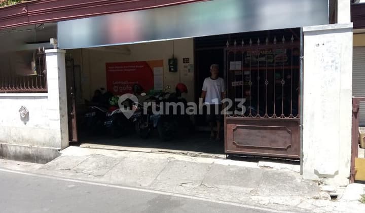 Rumah Tengah Kota di Madyotaman Surakarta dekat stasiun KA Balapan solo dan Pasar lokasi bagus .