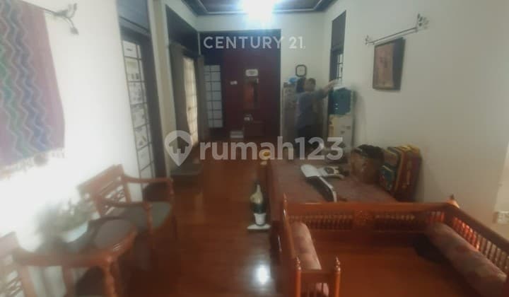 Rumah 2 Lantai Siap Huni Nuansa Klasik Ornamen Kayu Buah Batu