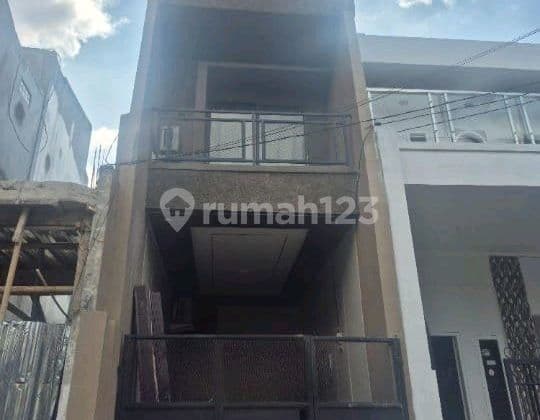 New 3-Storey Building House in Matraman, East Jakarta