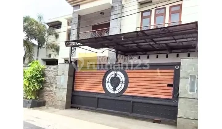 Rumah Mewah Ada Kolam Renang