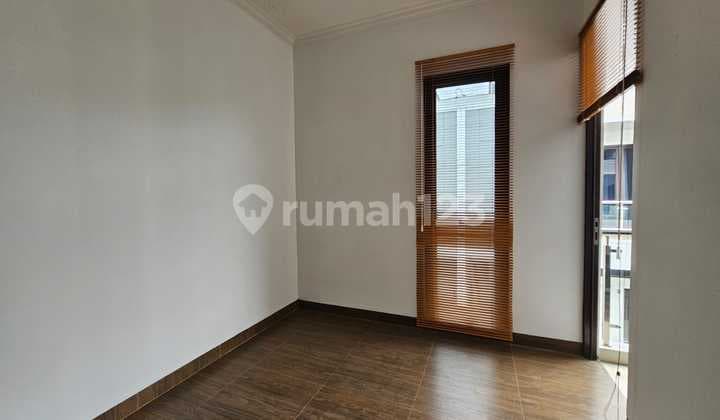 Rumah Baru 3 Lantai Ada Rooftop di Jl Haji Alpi , Sudirman