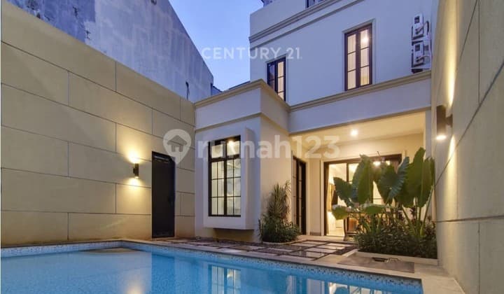 Rumah Mewah New European Classic Style Ada Pool Cempaka Putih