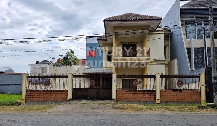 RUMAH LUAS SIAP HUNI LENGKAP FURNISH DI TANJUNG BUNGA MAKASSAR