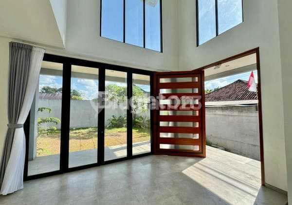 Rumah Semi Villa Taman Luas di Hang Tuah