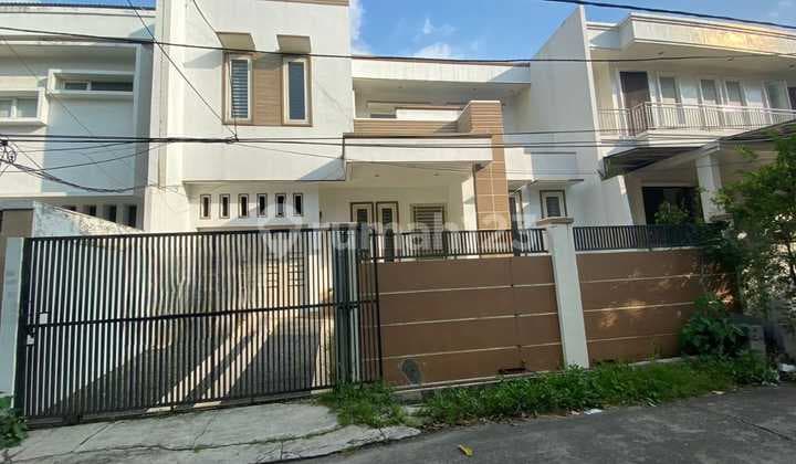 For Sale 11m Wide House in Green Ville Complex, West Jakarta, House Requires Minimal Renovation, SHM