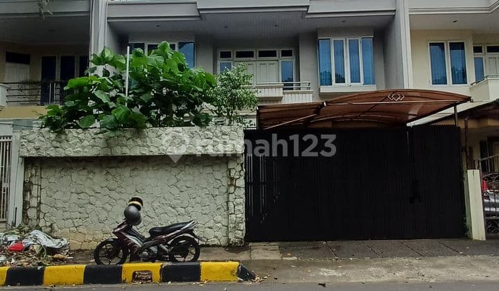 Rumah, 2 Lantai, SHM, di Kebon Jeruk,