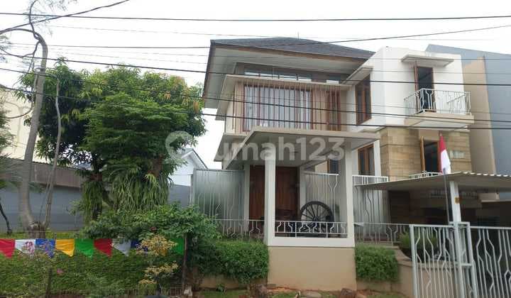 Rumah 2 Lantai Split Level 3+1 Kamar Utara di Nusaloka