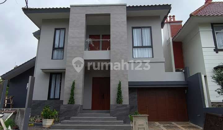 A 2-story house with 5+1 bedrooms near BSD Plaza in Taman Edelweis.