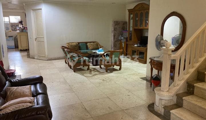 Rumah 2 lantai 5+1 kamar hadap barat di Lippo Karawaci Utara