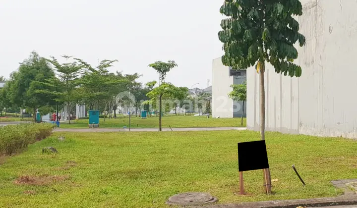 Kavling Hadap Selatan Samping Taman di Eminent