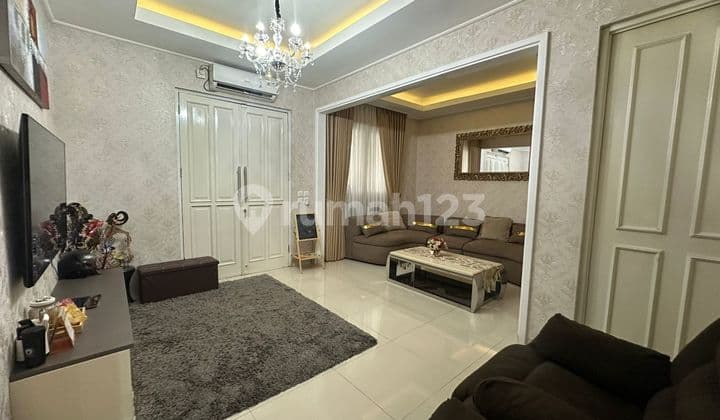 Rumah hook 2 lantai 4+1 kamar siap huni di Pinewood