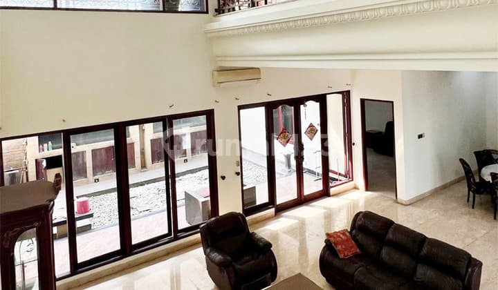 Rumah 2 lantai 4+1 kamar hadap tenggara di Sapphire