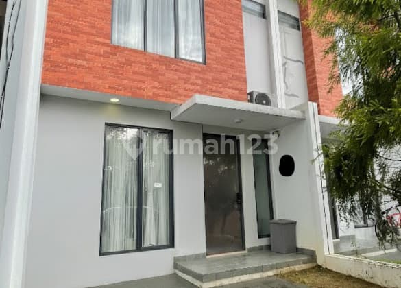 Rumah 2 Lantai 3 Kamar Hadap Selatan di Serpong Jaya