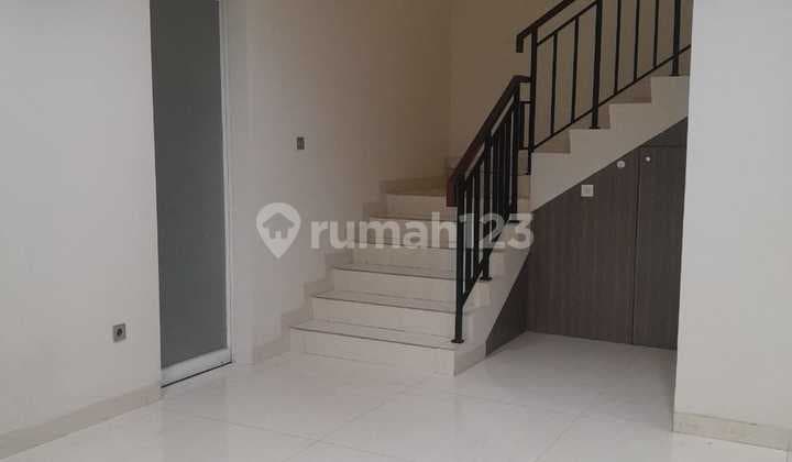 Rumah hook 2 lantai 3+1 kamar hadap barat dan timur di Foresta